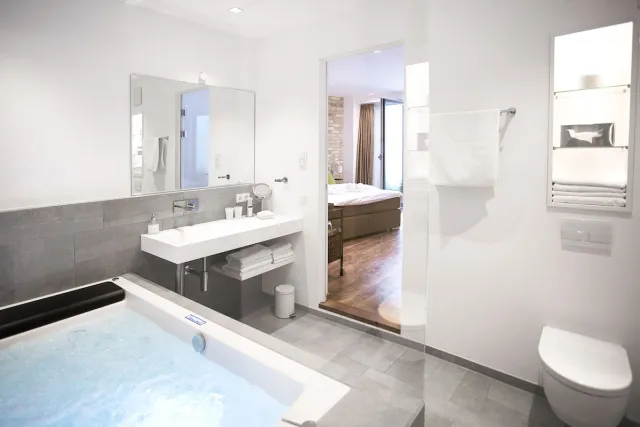 Pokój dwuosobowy Deluxe z 1 łóżkiem queen size i jacuzzi, dla niepalących — 1st Floor Köln 2