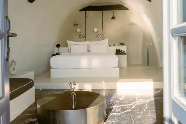 Suite - Superior - jacuzzi buiten - uitzicht op de caldera — Abyss Santorini