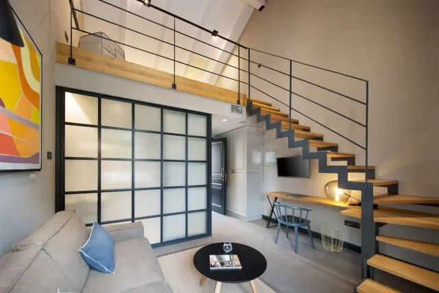 Deluxe kamer met 1 kingsize bed en slaapbank op de mezzanine — Almayer Art & Heritage Hotel