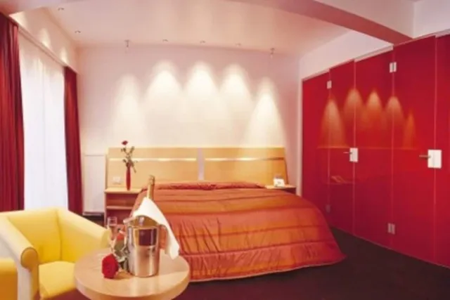 Pokój dwuosobowy Comfort z wanną (Red Passion) — Alpenlove – Adult SPA Hotel