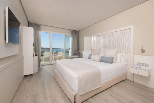 Tweepersoonskamer met balkon en gedeeltelijk zeezicht (Keep the secret) — Amare Beach Hotel Marbella