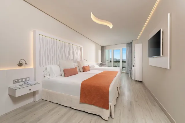 Kamer met balkon en gedeeltelijk zeezicht (Make it Happen, extra bed) — Amare Beach Hotel Marbella