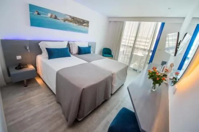 Superior dobbeltværelse med enkeltsenge og havudsigt til siden — Anonymous Beach Hotel