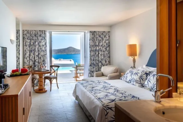 Apartament dwupoziomowy Mythica ze wspólnym basenem i widokiem na morze — Aquila Elounda Village Resort