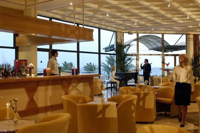 Constantinou Bros Athena Royal Beach Hotel – Restaurant & Genuss, Erwachsenenhotel in Paphos