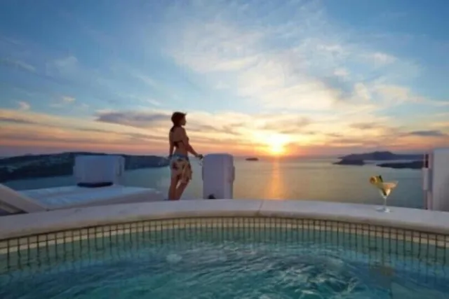 Suite Athermi - jacuzzi buiten en uitzicht op de zonsondergang — Athermi Suites