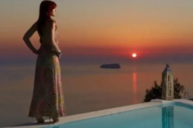 Suite met privézwembad - jacuzzi binnen en uitzicht op de zonsondergang — Athermi Suites