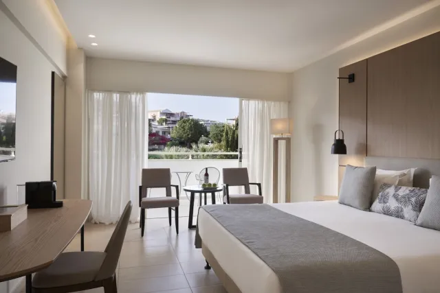 Tweepersoonskamer met tweepersoonsbed of aparte bedden en uitzicht op het land — Atlantica Bay