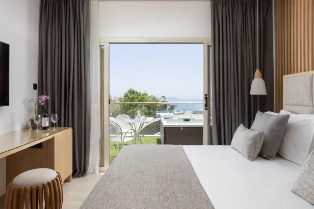 Junior suite met tweepersoonsbed of aparte bedden, zeezicht en jacuzzi buiten — Atlantica Bay