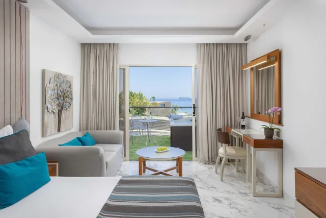 Artemis suite met zeezicht en jacuzzi buiten — Atlantica Bay