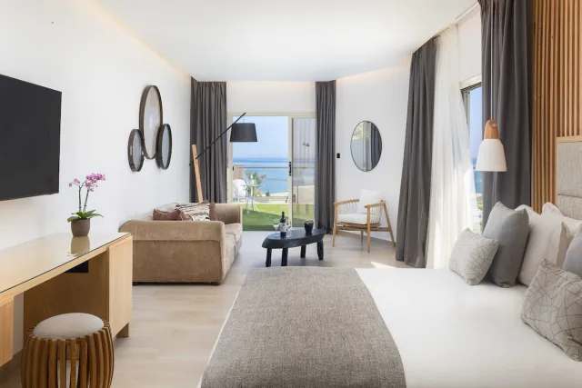 Limonia suite met terras, zeezicht en jacuzzi buiten — Atlantica Bay
