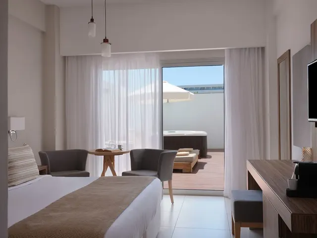 Atlantica Sea Breeze – Zimmer & Suiten, Erwachsenenhotel in Protaras
