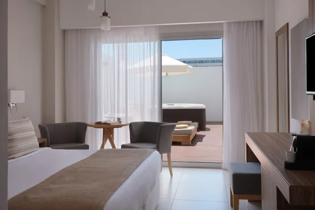 Superior kamer met uitzicht op het land en jacuzzi buiten — Atlantica Sea Breeze