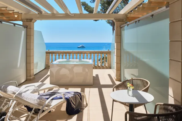 Deluxe kamer met jacuzzi en zeezicht — Barcelo Illetas Albatros