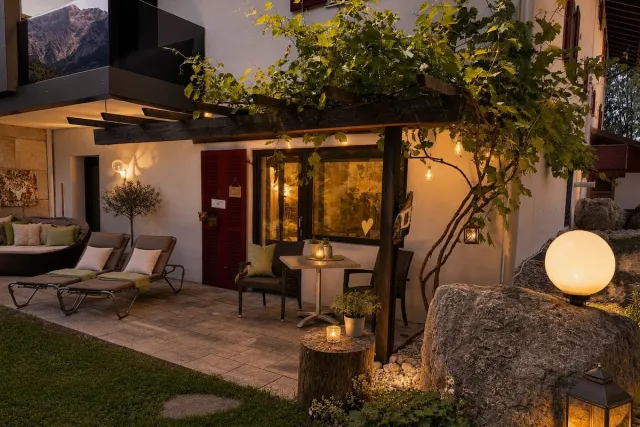 Junior suite met 1 queensize bed, balkon en tuinzicht — Bayern Resort Hotel