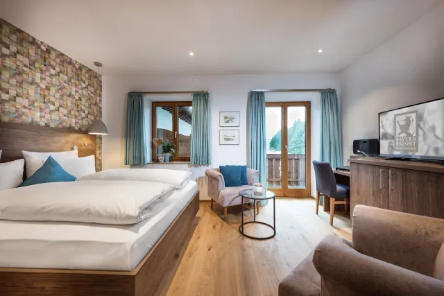 Superior tweepersoonskamer met 1 queensize bed, balkon en uitzicht op de bergen — Bayern Resort Hotel