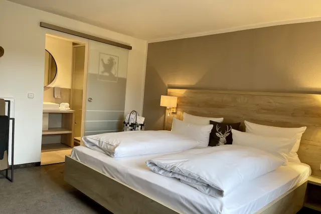 Kamer met kingsize bed — Bayern Resort Hotel