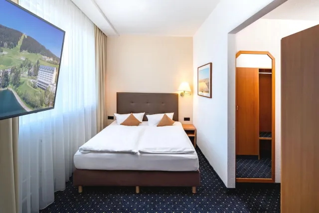 Deluxe kamer met 1 queensize bed en uitzicht op de bergen — Best Western Ahorn Hotel Oberwiesenthal