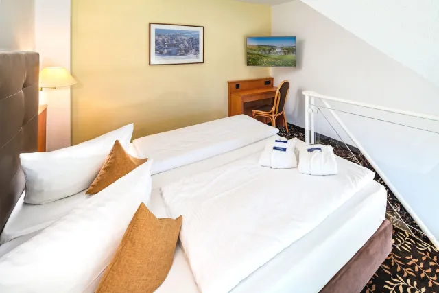 Suite met 1 queensize bed en balkon — Best Western Ahorn Hotel Oberwiesenthal