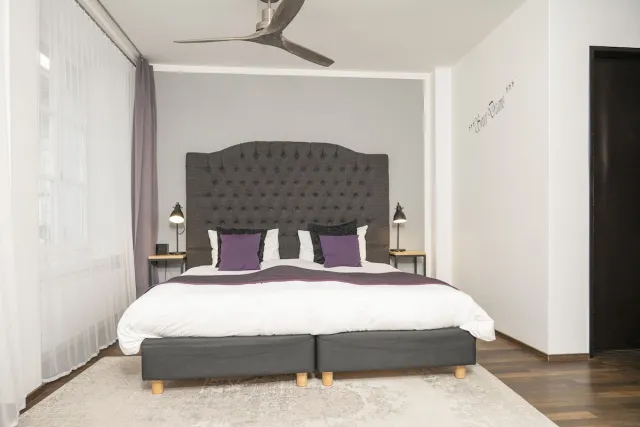 Chambre double Supérieure avec 1 très grand lit et vue sur la ville, non-fumeurs — Boutique Hotel Weisses Kreuz - Adult only