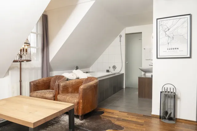 Suite avec 1 très grand lit et cheminée, non-fumeurs — Boutique Hotel Weisses Kreuz - Adult only