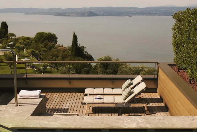Premium suite met privézwembad en uitzicht op het meer — Cape of Senses