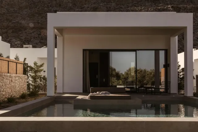 Design studiosuite met 1 tweepersoonsbed aan het zwembad — Casa Cook Rhodes