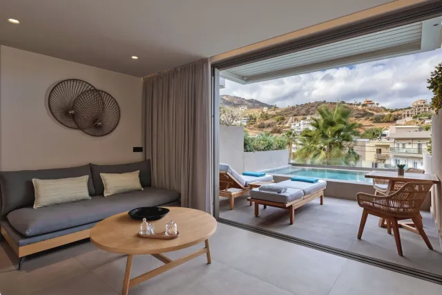 Aquamarine suite met verwarmd dompelbad buiten en hydromassage — Castello Infinity Suites