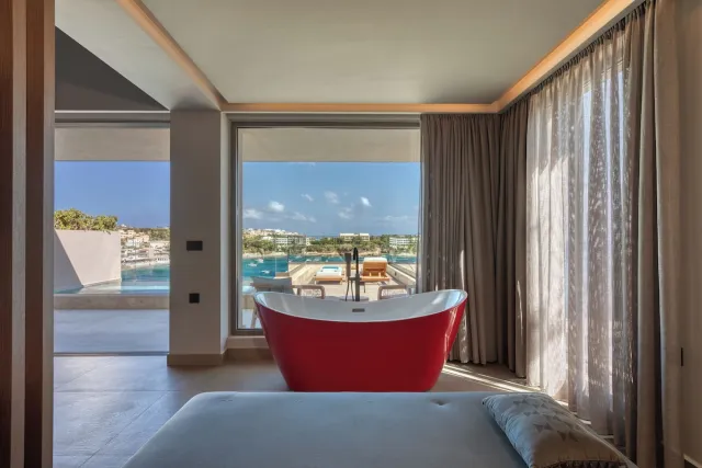 Ruby Executive suite met verwarmd dompelbad buiten en hydromassage - zeezicht — Castello Infinity Suites