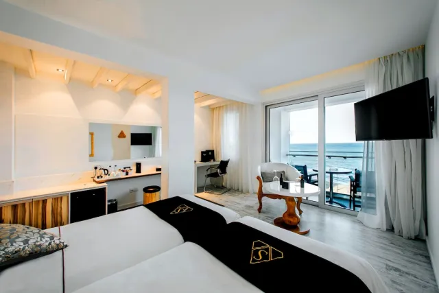 Superior tweepersoonskamer met aparte bedden, balkon en zeezicht — The Ciao Stelio Deluxe Boutique Hotel