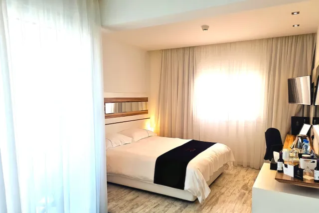Classic tweepersoonskamer met balkon en uitzicht op de stad — The Ciao Stelio Deluxe Boutique Hotel