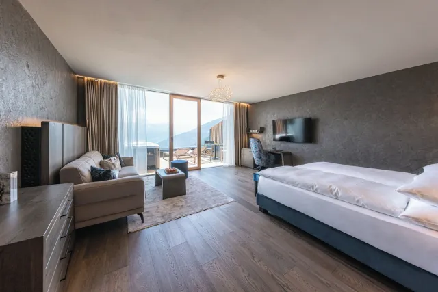 Suite met balkon en uitzicht op de bergen — DAS GERSTL Alpine Retreat