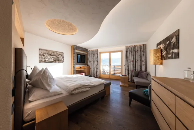 Classic tweepersoonskamer met balkon en uitzicht op de bergen — DAS GERSTL Alpine Retreat