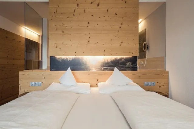 Classic tweepersoonskamer met balkon en uitzicht op de bergen — DAS GERSTL Alpine Retreat