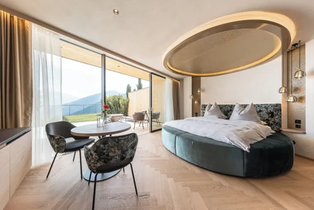 Honeymoon suite met balkon en uitzicht op de bergen — DAS GERSTL Alpine Retreat