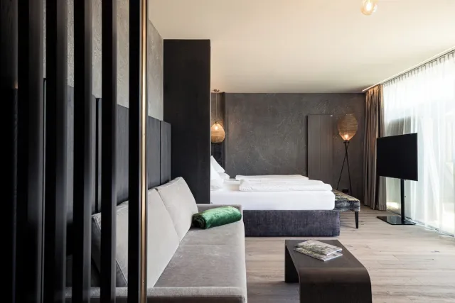 Superior suite met balkon en uitzicht op de bergen — DAS GERSTL Alpine Retreat