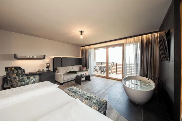 Luxe suite met balkon en uitzicht op de bergen — DAS GERSTL Alpine Retreat