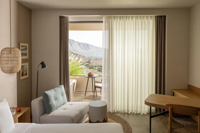 Suite met 1 queensize bed (Sapphire Zen Suite met bad buiten) — Domes Aulus Elounda