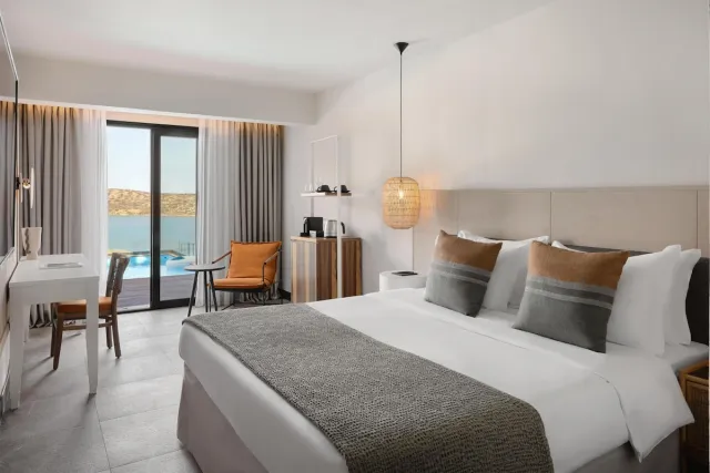 Kamer met 1 queensize bed (Sapphire Nest met gedeeld zwembad) — Domes Aulus Elounda