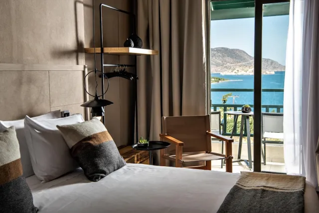 Kamer met 1 queensize bed en zeezicht (Sapphire Nest) — Domes Aulus Elounda
