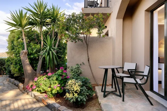 Kamer met 1 queensize bed (Tropical Nest) — Domes Aulus Elounda