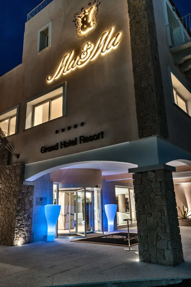 Grand Hotel Resort & SPA Ma&Ma – Außenansicht, Erwachsenenhotel in Sardinien