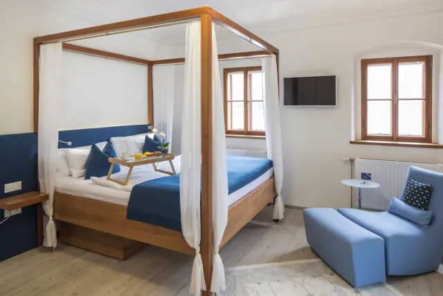 Superior studiosuite met open haard en uitzicht op het meer — Hallstatt Hideaway