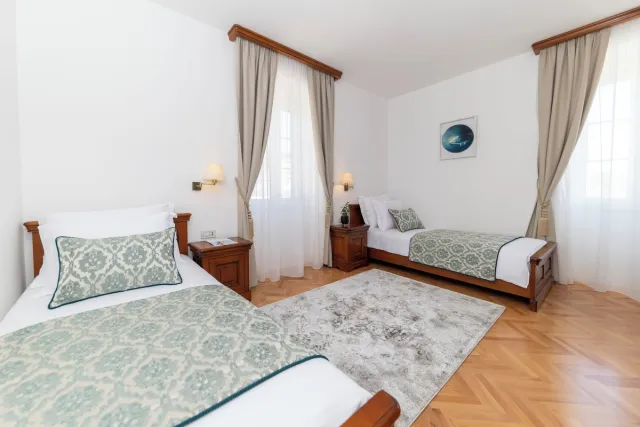 Deluxe tweepersoonskamer met aparte bedden en zeezicht — Heritage Hotel Tisno
