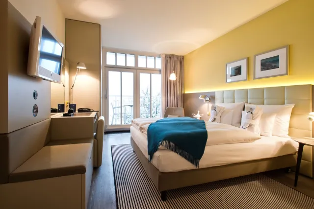 Classic tweepersoonskamer met balkon en gedeeltelijk zeezicht — Hotel AM MEER & Spa