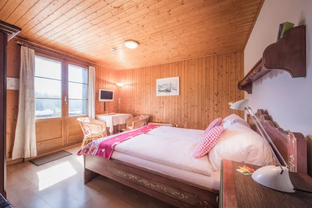 Tweepersoonskamer met balkon en uitzicht op de bergen (Jungfrau) — Hotel Fassbind Beausite