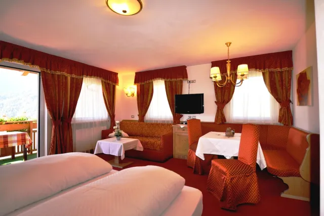 Deluxe tweepersoonskamer met tweepersoonsbed of aparte bedden, balkon en uitzicht op de bergen — Hotel Grafenstein