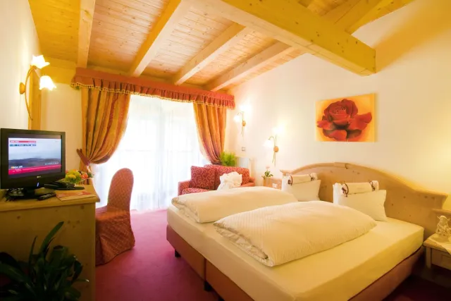 Tweepersoonskamer met tweepersoonsbed of aparte bedden, balkon en uitzicht op de bergen — Hotel Grafenstein