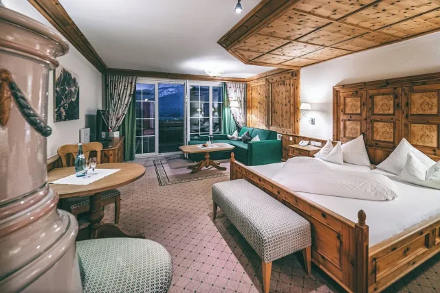 Junior studiosuite met 1 kingsize bed en balkon, bergzijde — Hotel Post Lermoos