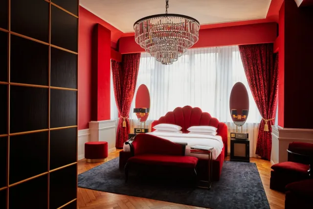 De Luxe — Hotel Provocateur